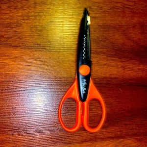Different pattern cutting scissors.